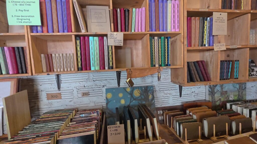 色とりどりの革ジャーナルが棚一面に並ぶNote a Bookの店内