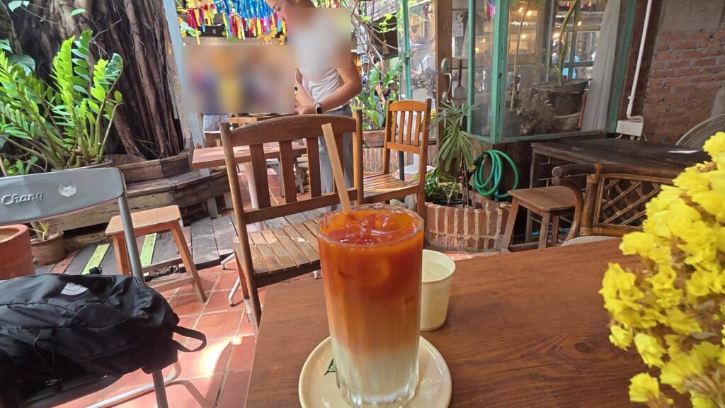 Obchoei Original Homemadeのスタッフの配膳風景