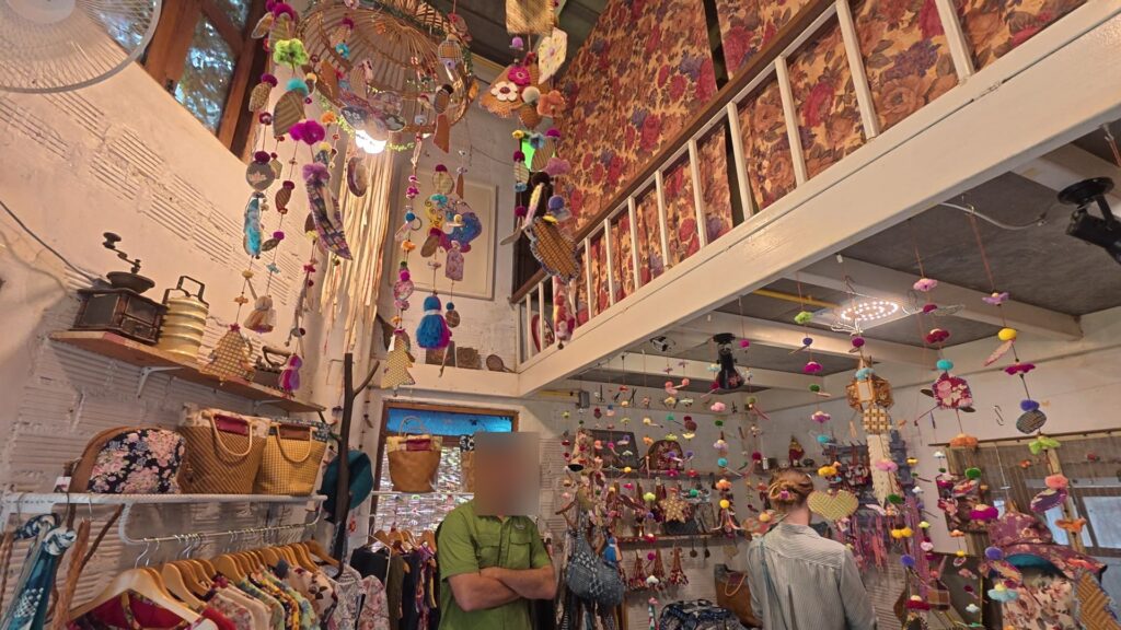 ロフト付きの吹き抜け空間に手作り雑貨が吊るされた店内