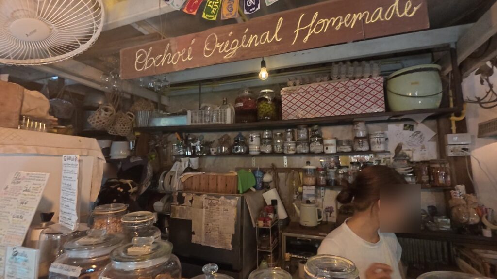 手書きのObchoei Original Homemadeの看板が掲げられた店内カウンター