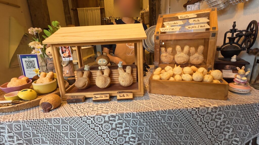 うさぎ型のシュークリームが木箱に並ぶディスプレイ