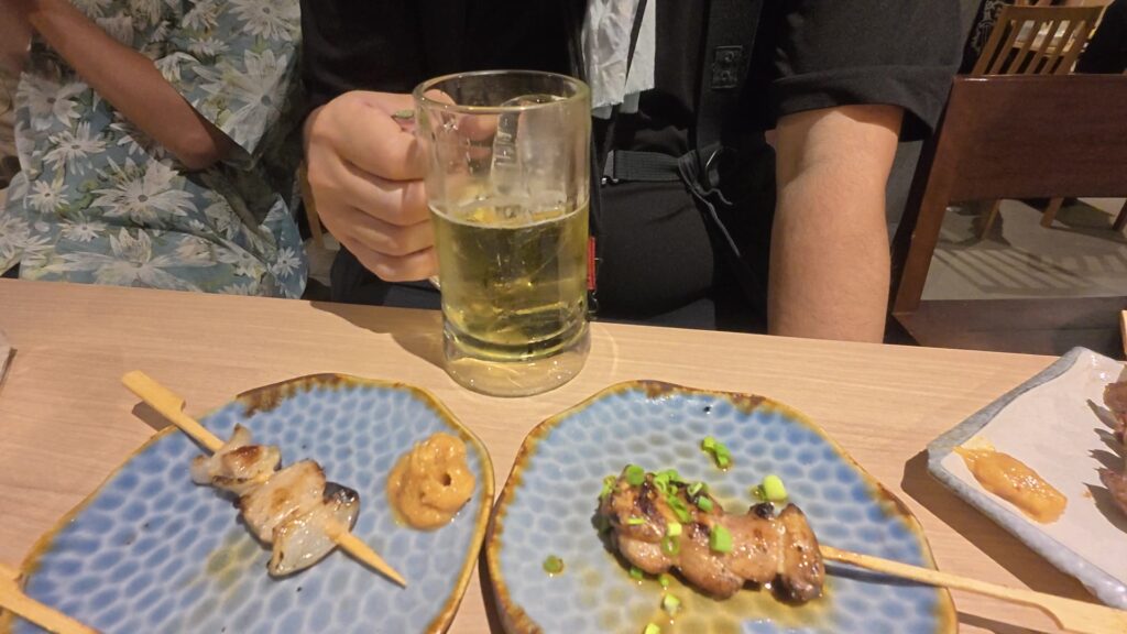 ビールジョッキと串焼き2皿