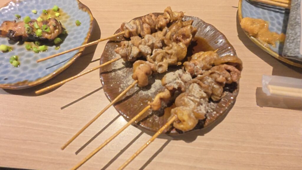名物バリうま串、揚げ鶏皮
