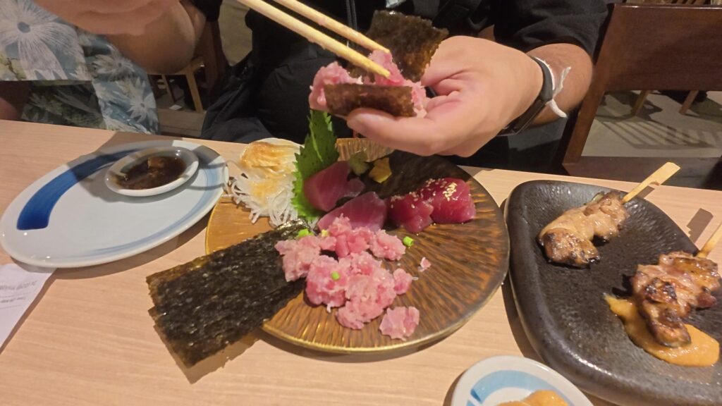 ネギトロを海苔で巻く手元1