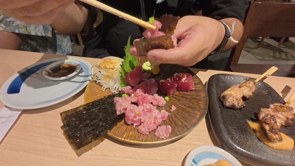 ネギトロを海苔で巻く手元2