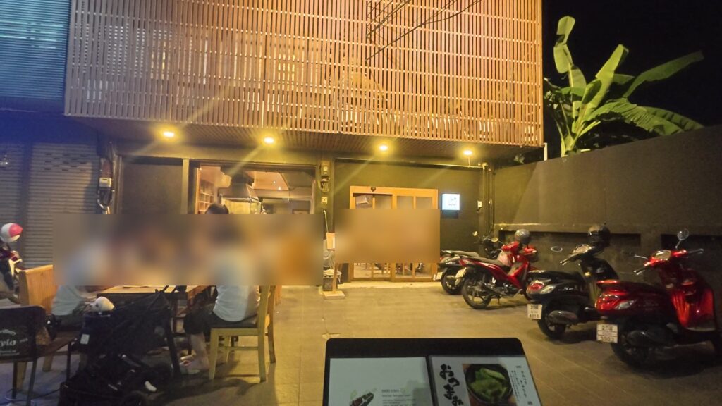店構え全景、木ルーバーの外壁