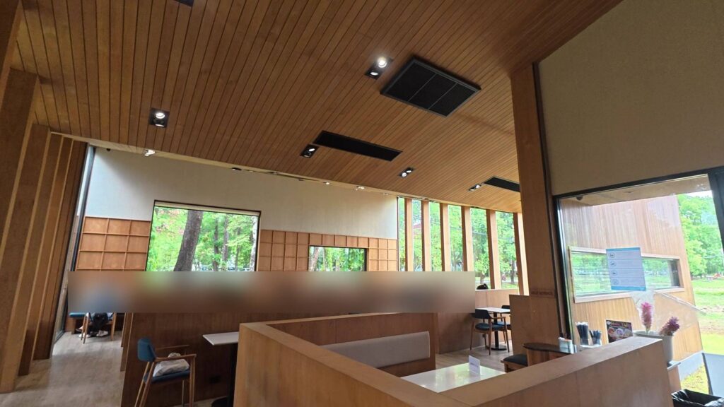 木製勾配天井の店内全景