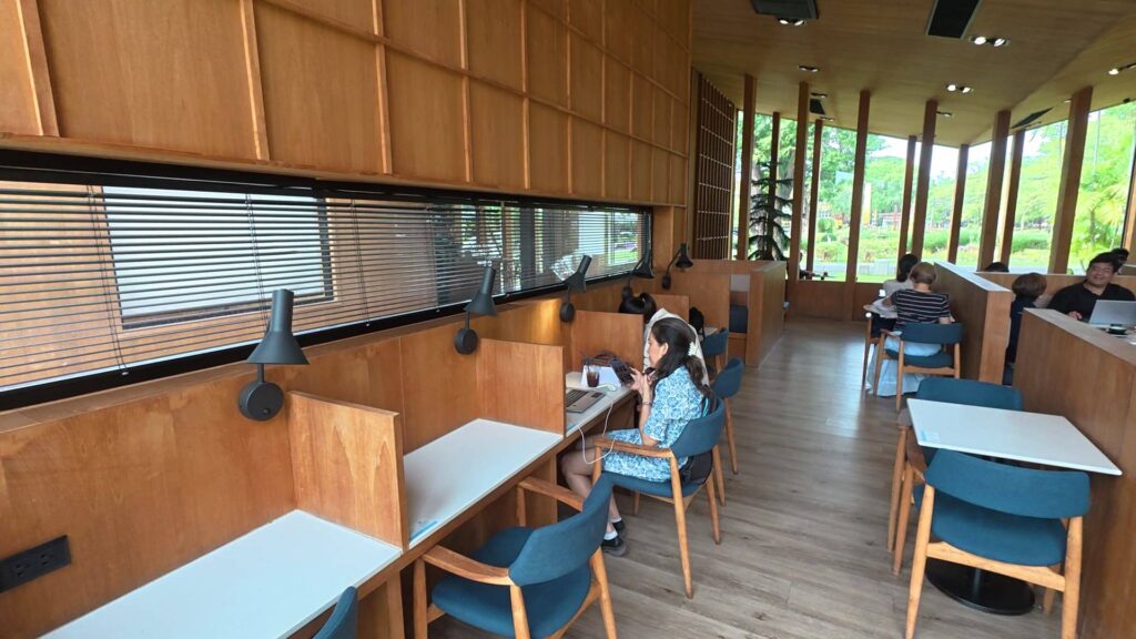電源付きカウンター席