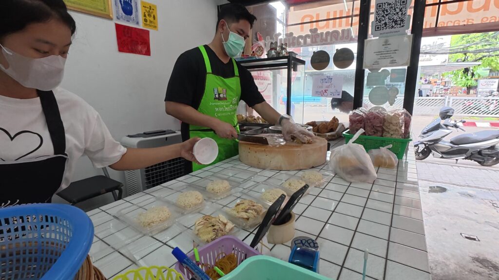 価格表が見える店内カウンターとスタッフ