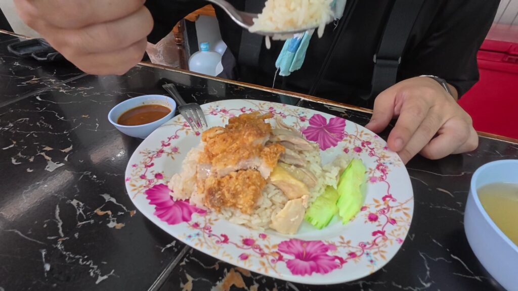 食事中の手元、スプーンでご飯をすくう