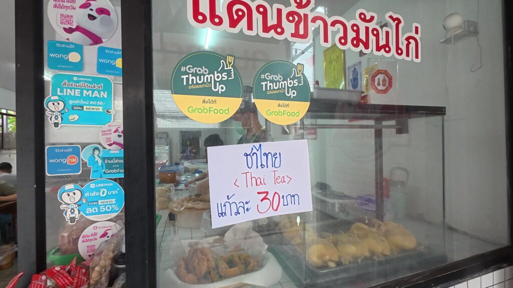 GrabFoodとLINE MANのステッカーが貼られた店頭