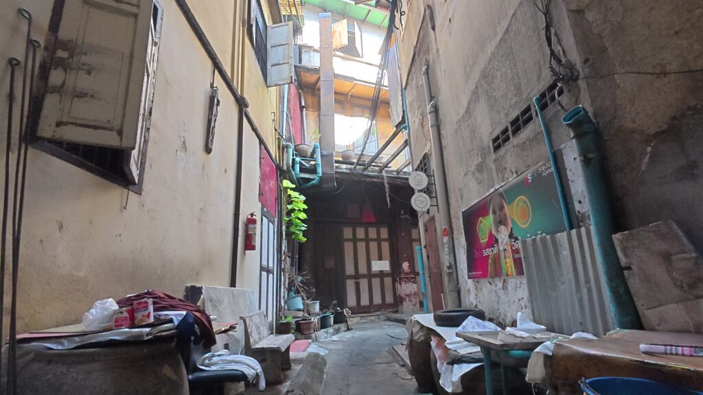 さらに奥へ続く路地。壁のカレンダーが2026年5月を指していた