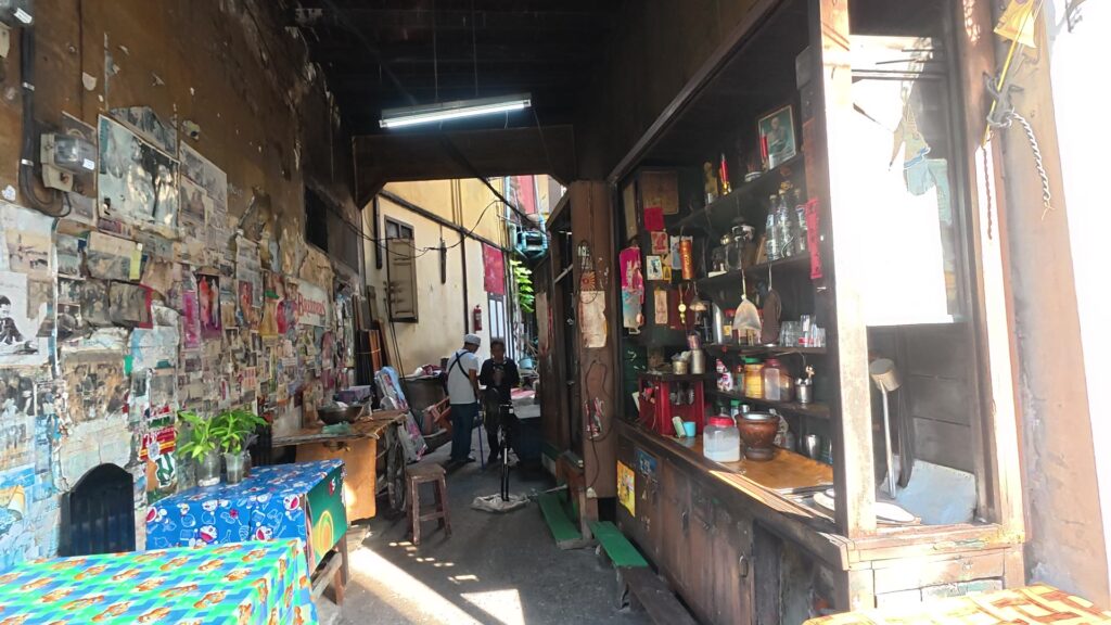 路地の入口。ここから先に店があるとは、地図がなければ気づけない