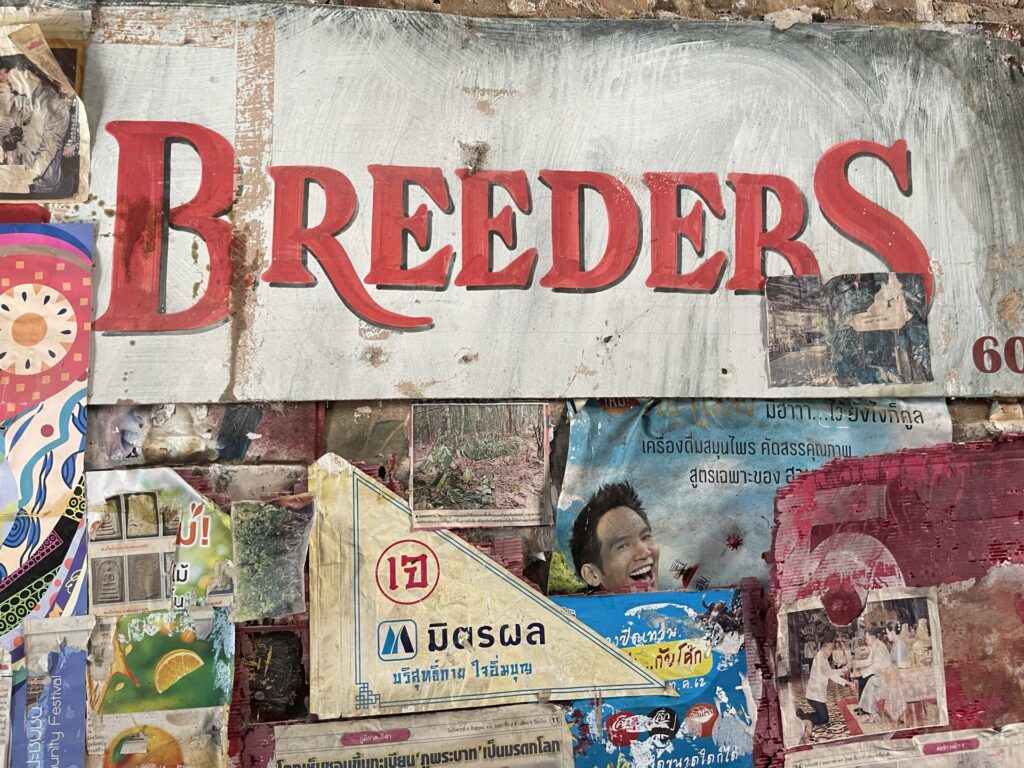 壁に掲げられた「BREEDERS」の看板文字