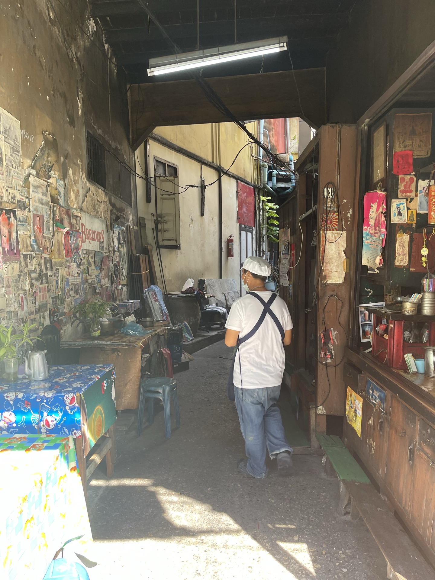 開店前、道具を準備する店主