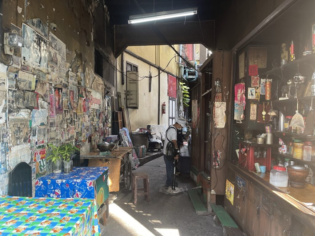 開店前、道具を準備する店主