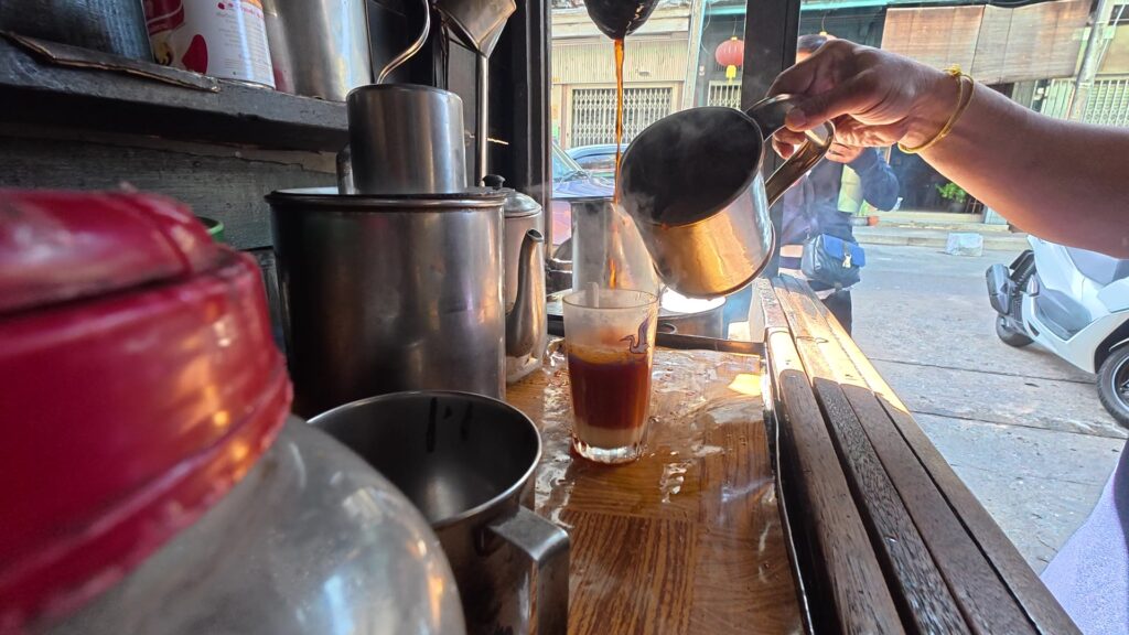 熱々のコーヒーをグラスへ注ぐ