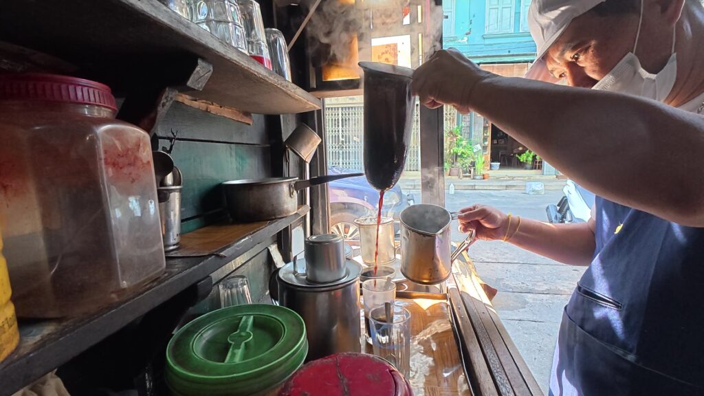 漉したコーヒーをピッチャーへ移す