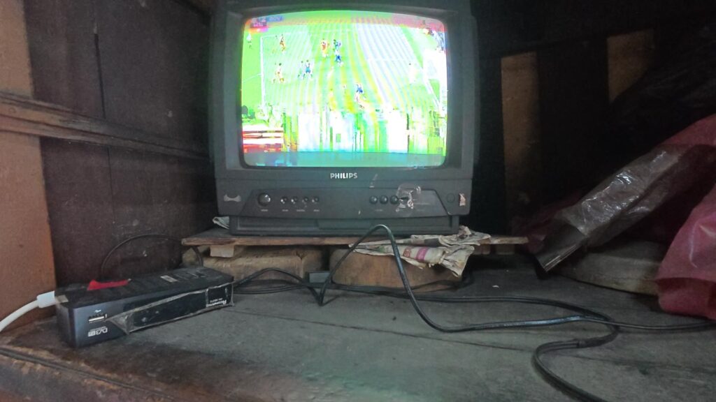 ブラウン管テレビでサッカー中継が流れる
