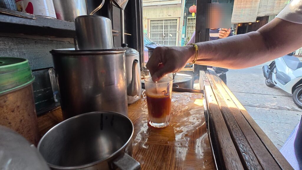 注文したコーヒーを自分でかき混ぜる