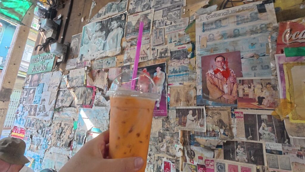 完成したThai milk tea。25バーツとは思えない満足感