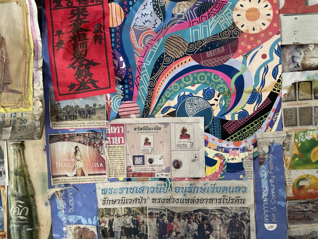 貼り紙の中に紛れ込んだカラフルな装飾画