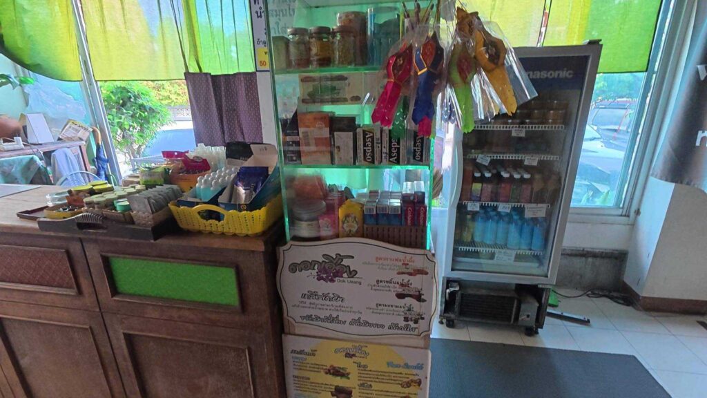 ハーブ石鹸やスクラブが並ぶ物販棚