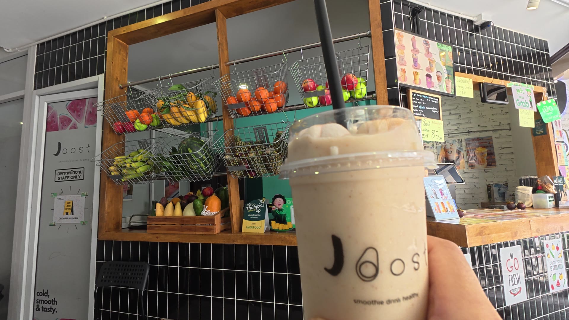 Joost Smoothies 店内カウンター フルーツ陳列とマンゴスチンスムージー