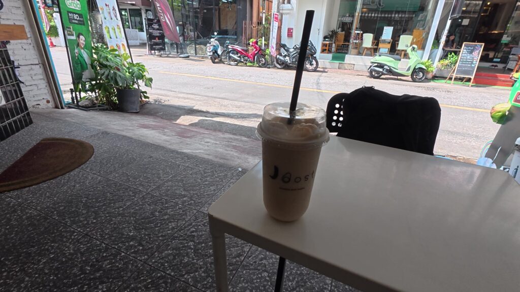 Joost Smoothies マンゴスチンスムージーと向かいのマッサージ店メニュー