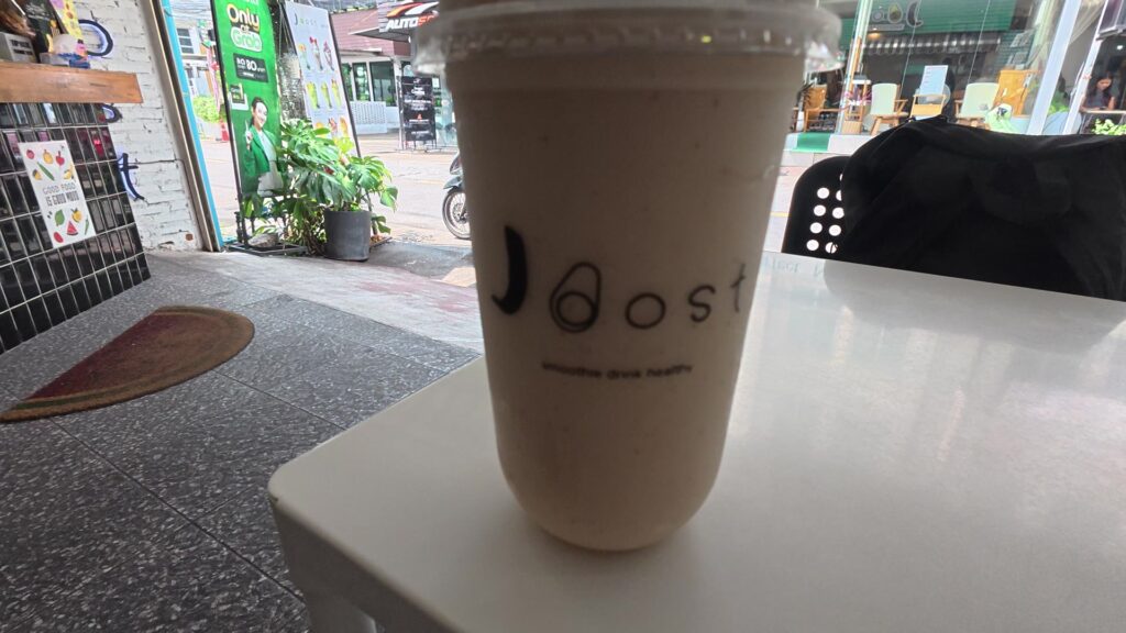 Joost Smoothies マンゴスチンスムージー 店外テーブルにて