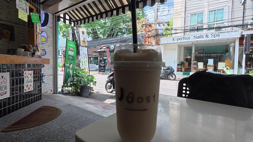 Joost Smoothies マンゴスチンスムージー 窓際 チェンマイニマンエリア