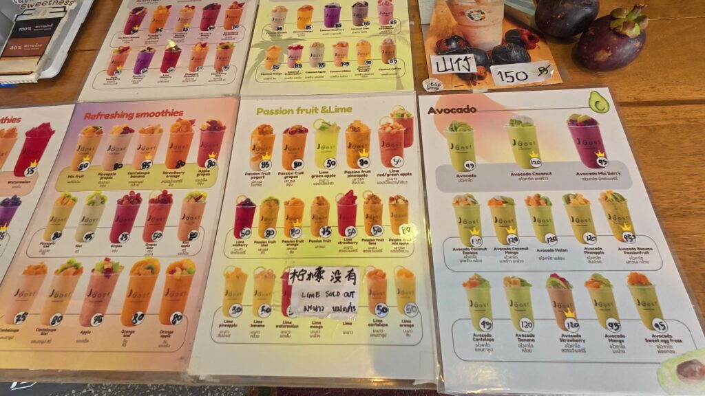Joost Smoothies メニューカード群とマンゴスチンの実物