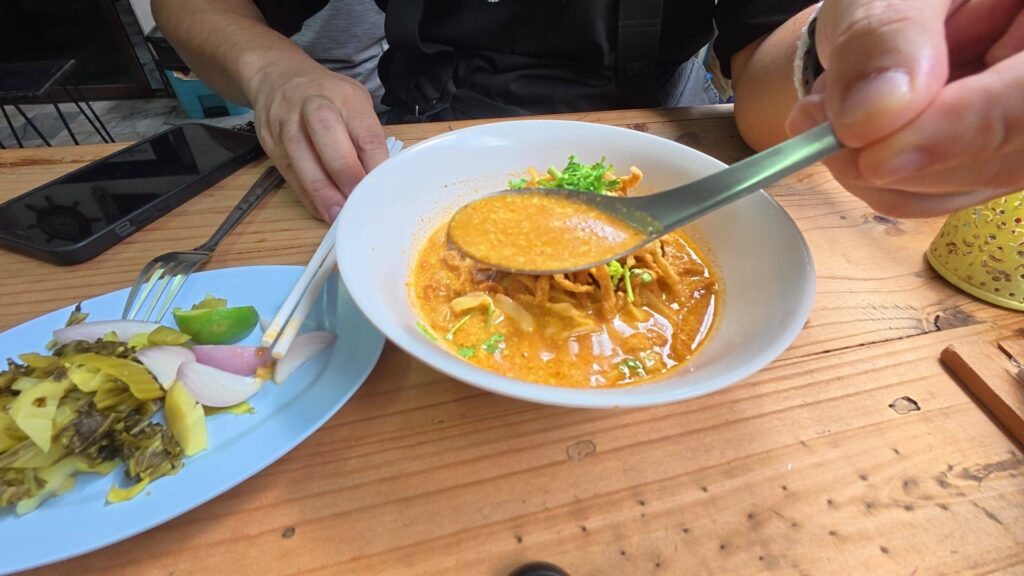 カオソーイを食べている様子