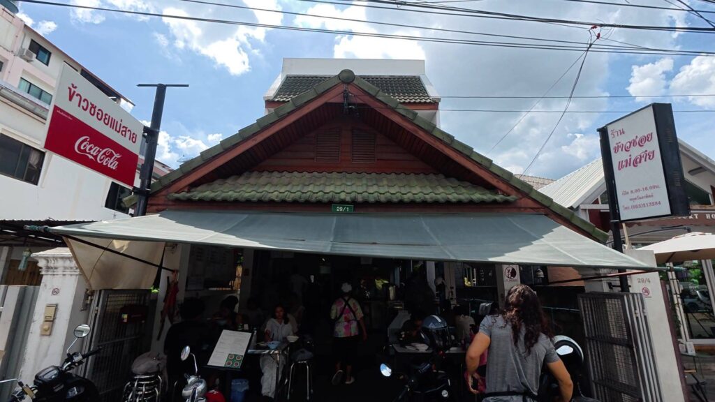 カオソーイメーサイ外観と看板