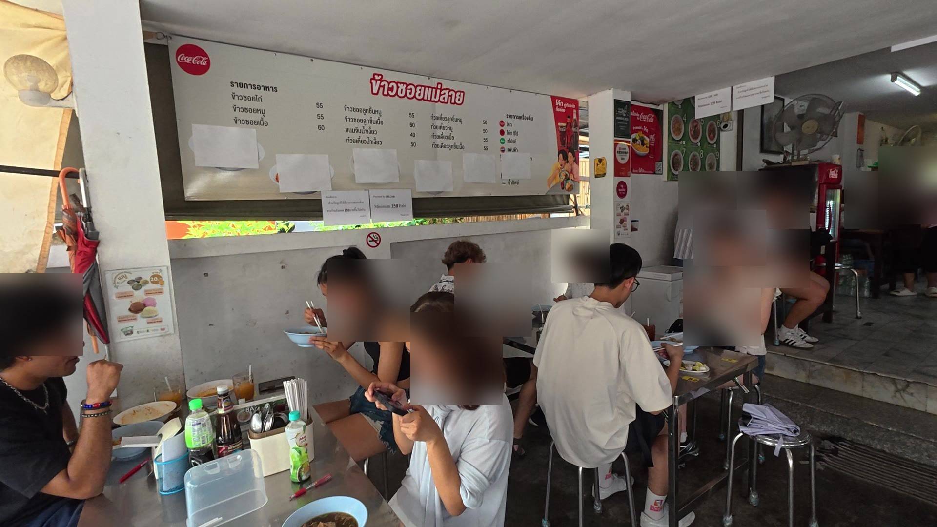 店内メニュー看板と満席の客席