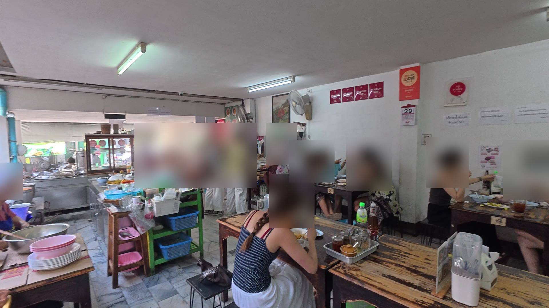店内奥の厨房とミシュランステッカー
