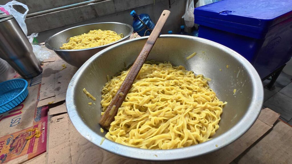厨房裏で仕込み中の生麺