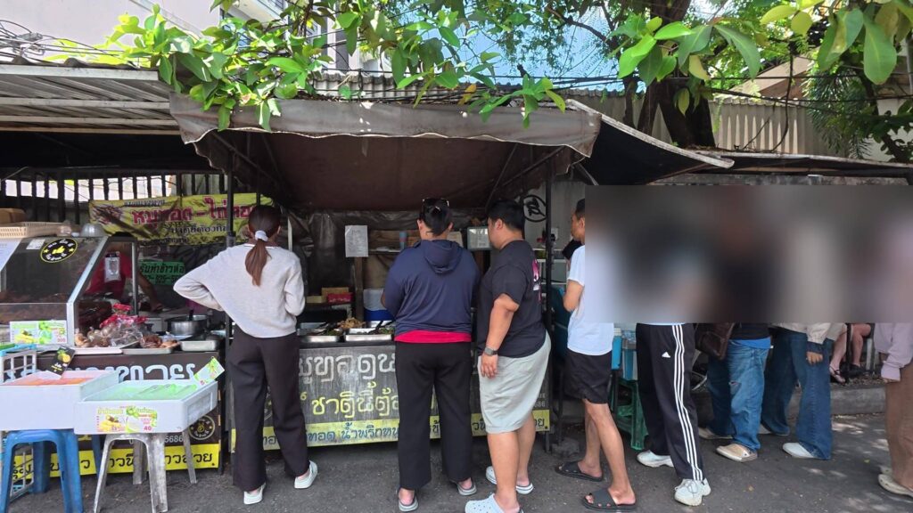 揚げ物屋台前に並ぶ客の行列