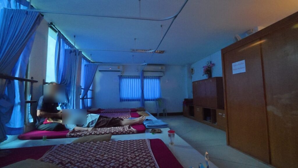 床マット式の大部屋、施術ルームの全景