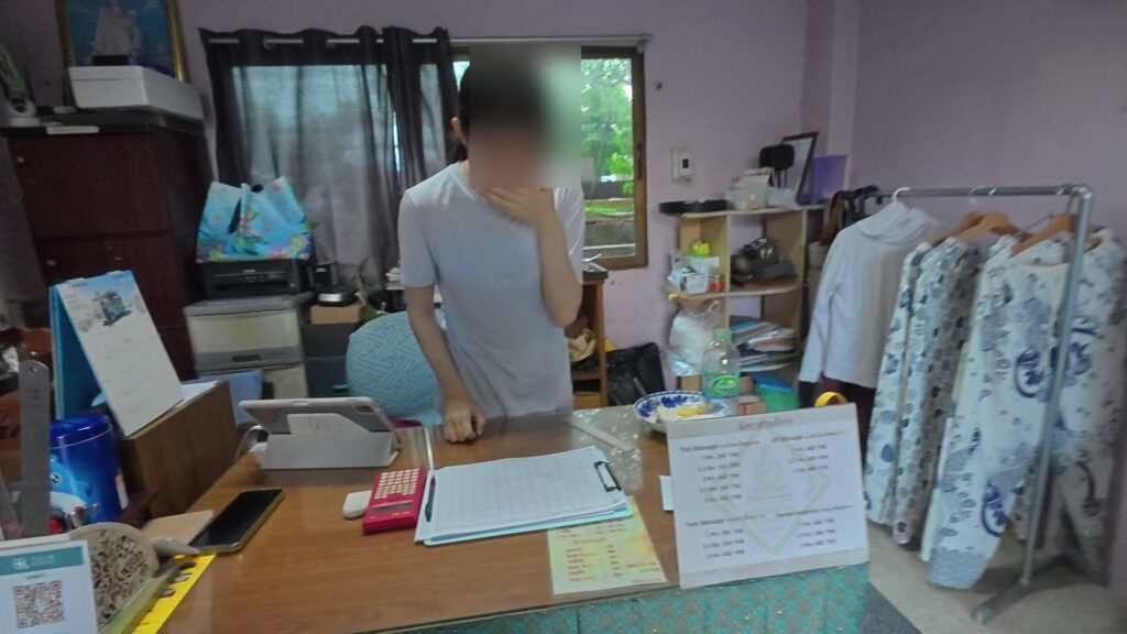 受付カウンターと料金案内