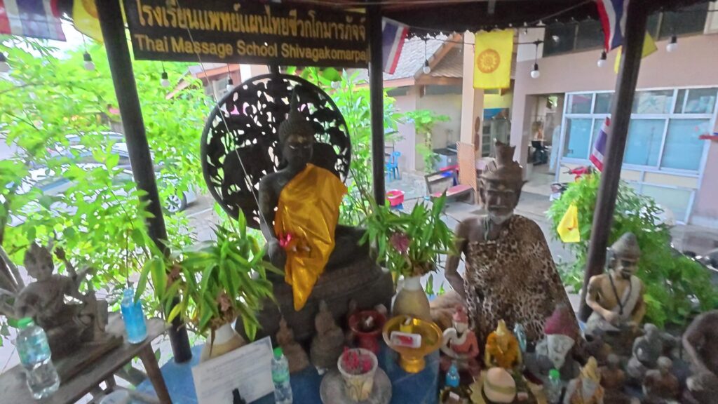 仏像とヒョウ柄の布を纏った仙人像を祀る祠