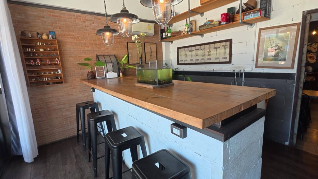 Ombra Caffeのレンガ壁のバーカウンター席