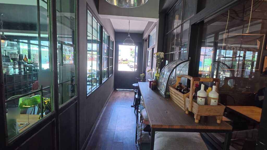 Ombra Caffeのガラス張りの通路席