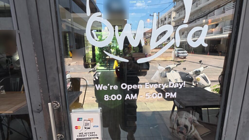 Ombra Caffe入口ガラス扉のロゴと営業時間
