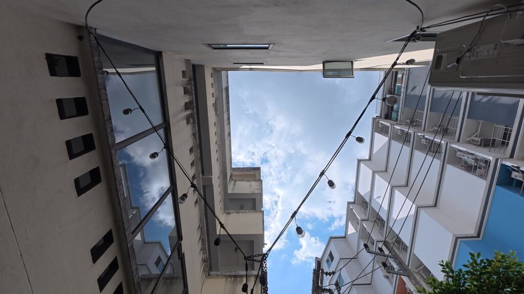 Ombra Caffeのガーデンから見上げた電飾と空