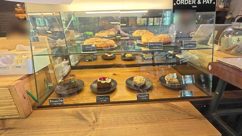 Ombra Caffeのベーカリーショーケースと値札