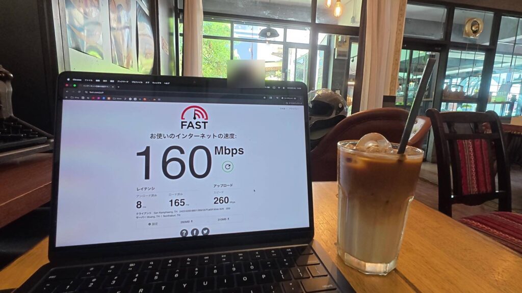 Ombra CaffeのアイスラテとWi-Fi速度計測