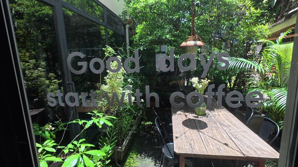 Ombra Caffeの窓ステッカーと屋外の緑