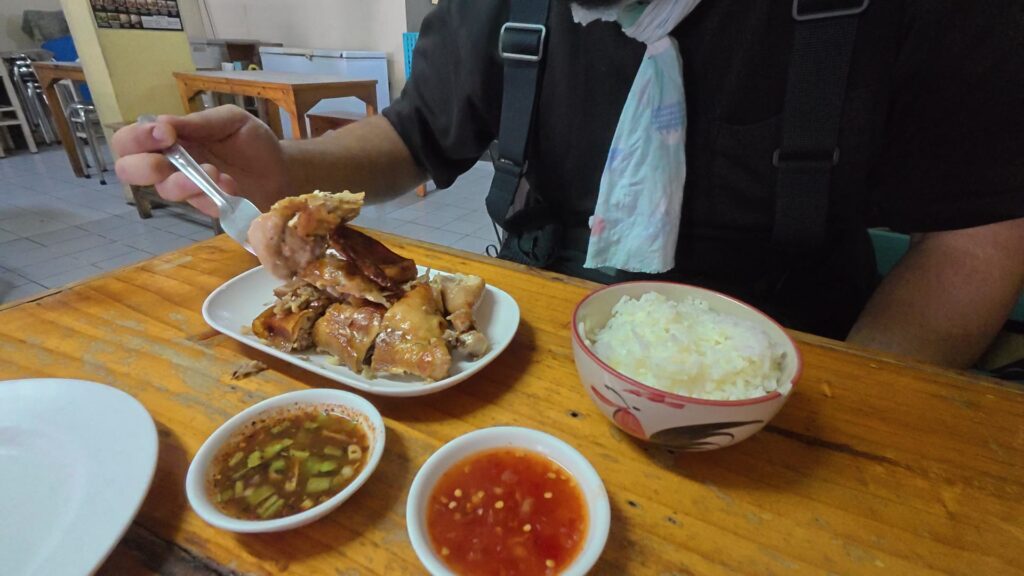 半羽の炭火焼き鶏を食べる手元