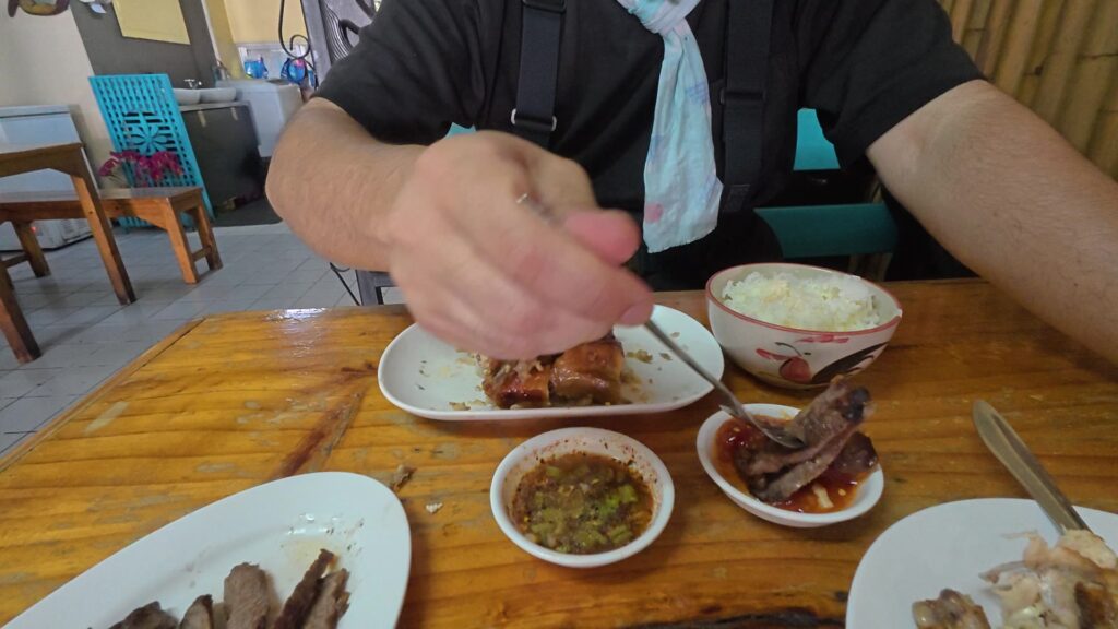 複数の料理を食べる手元
